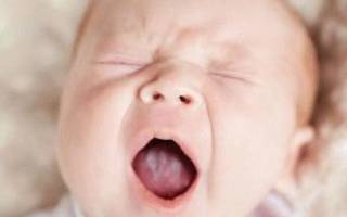 У новорожденного ребенка белый налет на языке