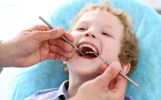 Как детям лечат молочные зубы