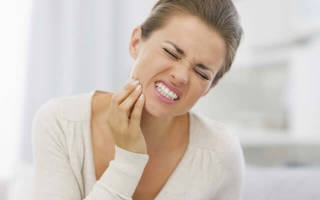 Как уменьшить чувствительность зубов в домашних условиях