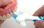 Как чистить зубные протезы